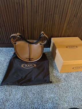 TOD'S Tan and Black Leather Saddle Shoulder Bag